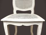 une image représentant une chaise blanche sur fond noir