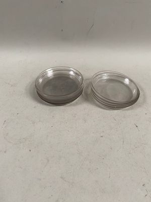 deux récipients en plastique transparent posés sur un plan de travail blanc