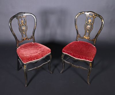 Paire de chaises en bois noirci à décor doré, peint et burga…