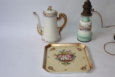 un petit plateau sur lequel se trouvent une théière et une tasse à thé