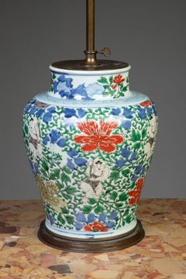un vase posé sur une table avec une lampe dessus