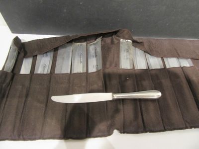 un couteau rangé dans un étui enroulable