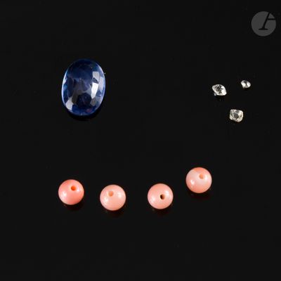 un gros plan d'un visage composé de perles sur un fond noir