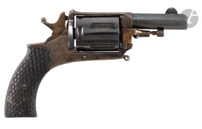 gros plan d'un revolver sur fond blanc