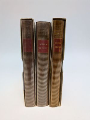 trois livres superposés sur une surface blanche
