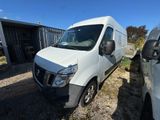 La camionnette blanche est garée à côté d'une autre camionnette blanche.