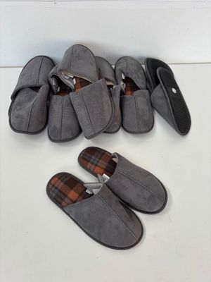 Plusieurs paires de chaussons sont alignées sur une surface blanche