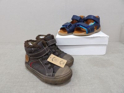 une paire de chaussures posée sur une boîte