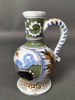 un vase vert et blanc orné d'un motif bleu et blanc