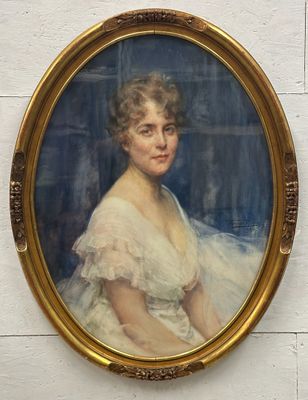 portrait d'une femme en robe blanche dans un cadre doré