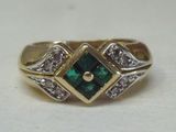une image d'une bague en or avec une pierre verte