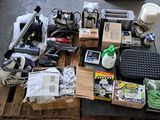 une pile d'objets assortis sur une palette