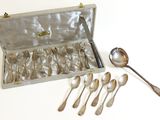 un coffret en argent contenant des cuillères