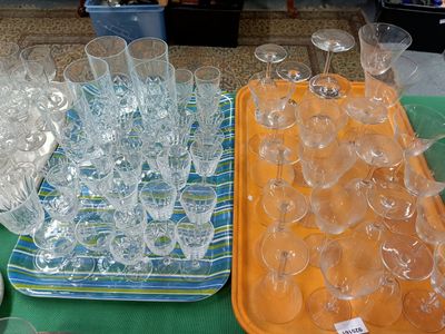 de nombreux verres et plateaux posés sur la table, prêts à être remplis