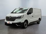 La camionnette blanche est garée dans une grande pièce.