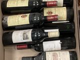 plusieurs bouteilles de vin dans une caisse sur la table