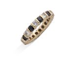 une bague en or 18 carats sertie de diamants noirs et blancs