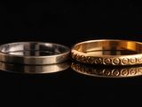 deux bagues en or et en argent sur un fond noir