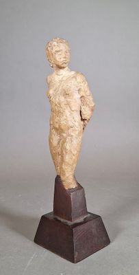 statue d'un garçon sur un socle, sur fond gris