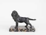 une image représentant une statue de lion sur un socle en marbre