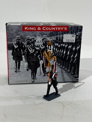 figurine représentant un homme en costume-cravate passant devant un groupe de soldats