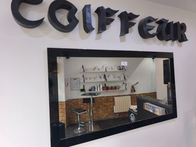 le reflet d'un bar dans un miroir accroché au mur
