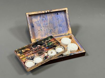 une boîte en bois contenant un coffret de peinture