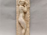 statue en marbre représentant une femme tenant un vase
