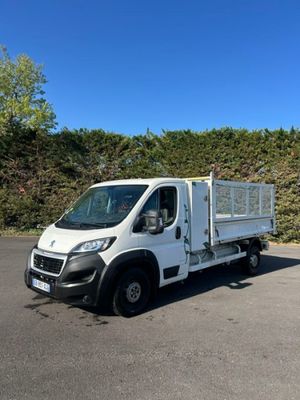 la photo d'un camion blanc garé sur un parking