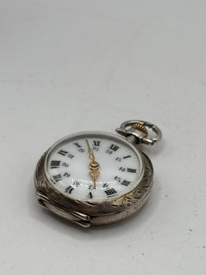une montre de poche en argent avec des chiffres romains