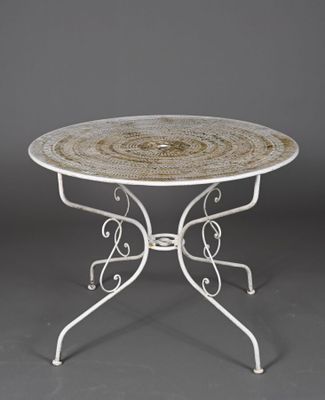 une table blanche avec un plateau circulaire et un piètement en métal