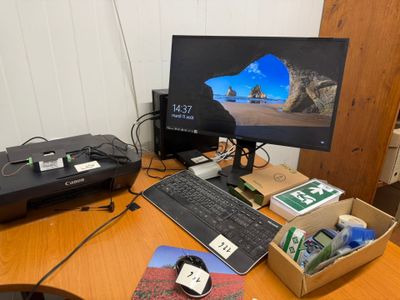 un bureau sur lequel se trouvent un ordinateur, une imprimante et d'autres objets