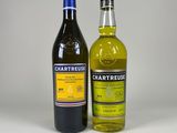 deux bouteilles d'huile d'olive et une bouteille de vin posées sur une surface blanche