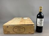 une bouteille de vin posée à côté d'une caisse en bois