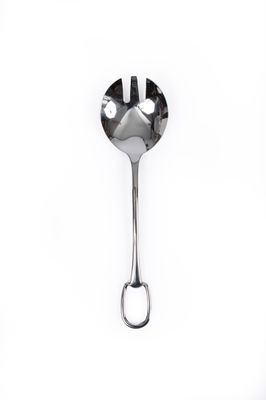 une cuillère en argent avec un manche sur une surface blanche