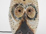 un hibou en céramique posé sur une table
