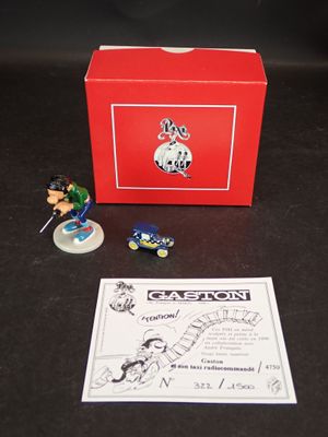 figurine de Mickey Mouse dans une boîte rouge sur laquelle figurent des instructions