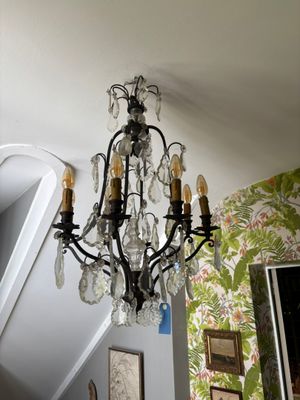 un lustre suspendu au plafond d'une pièce