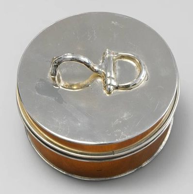 une boîte en argent contenant une paire de ciseaux