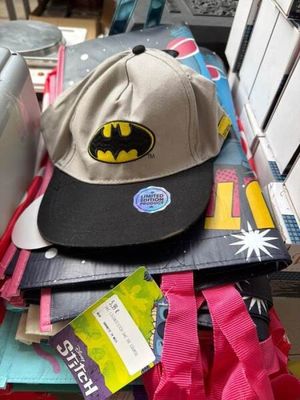 Un lot comprenant sacs de courses Lilo & Stitch, casquette B…