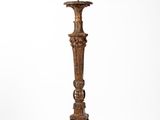 une image représentant une grande lampe en bois surmontée d'une croix