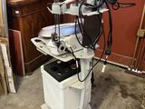 une machine posée sur un chariot dans une pièce