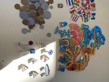 un réfrigérateur sur lequel sont accrochés des aimants et des pièces de monnaie