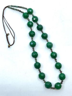 NEPAL. Collier en billes de jadéites facettées et en cabocho…