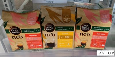 trois paquets de café posés sur une étagère dans un magasin