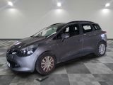 la photo d'une voiture garée dans un garage