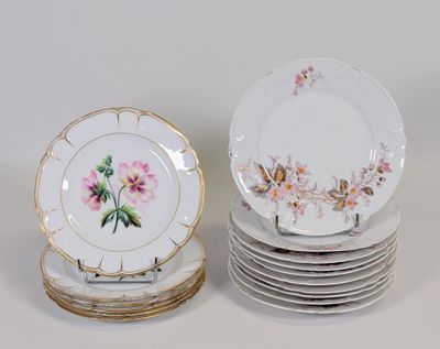 beaucoup d'assiettes empilées les unes sur les autres