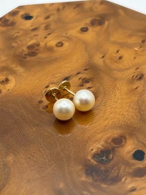 boucles d'oreilles à perles sur un support en bois