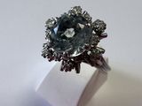 une image d'une bague avec une pierre en topaze bleue
