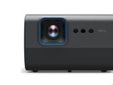 une image représentant un projecteur muni d'une télécommande